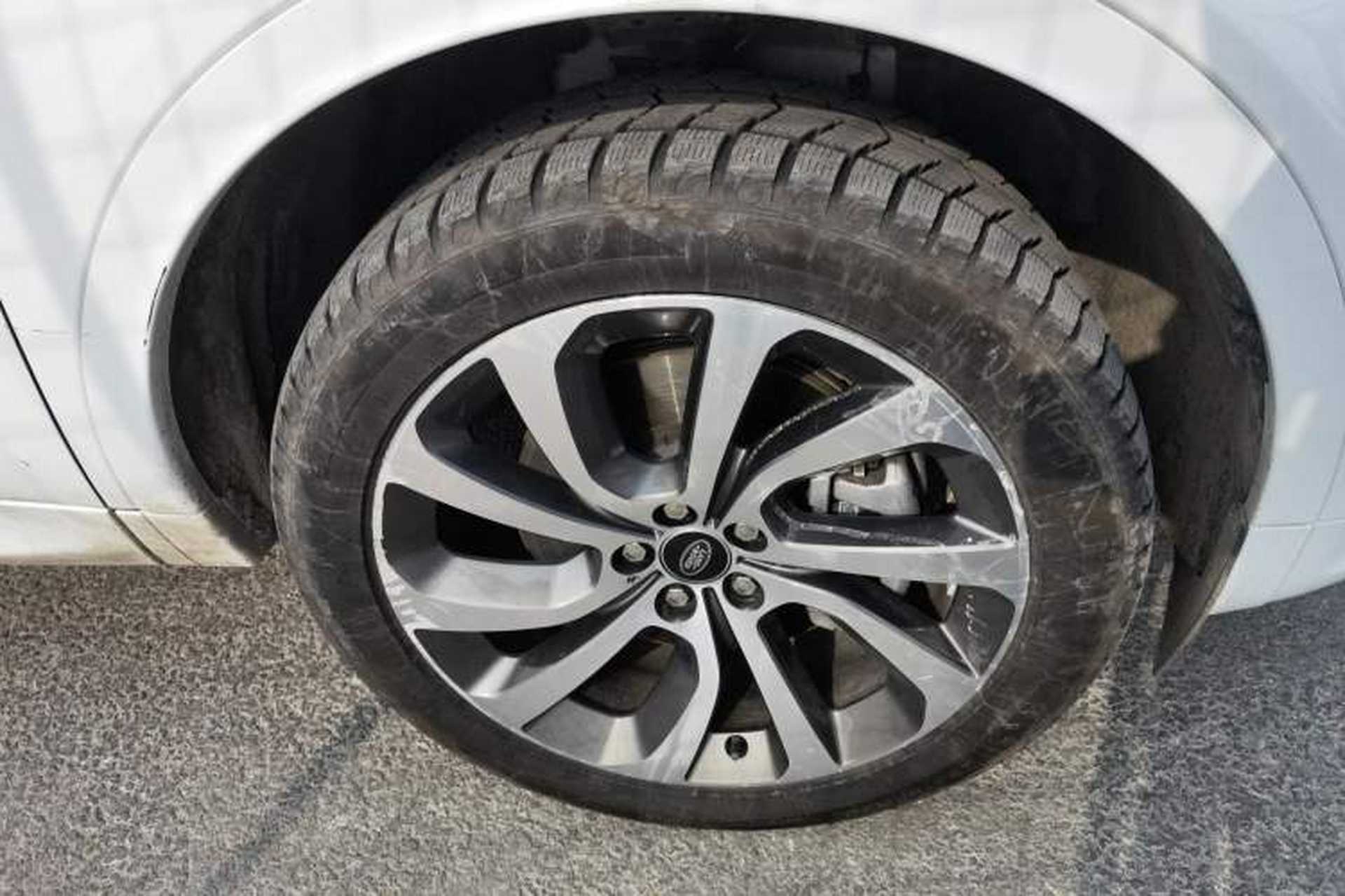 Used Land Rover Discovery Sport 2023 249 PS R-Dynamic S Performance Edition Right Front Wheel Hub
