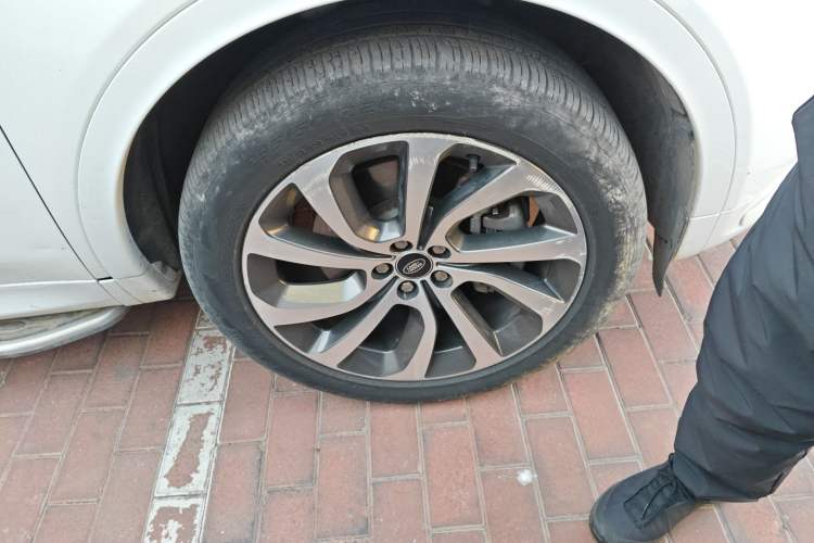 Used Land Rover Discovery Sport 2023 249 PS R-Dynamic S Performance Edition Right Front Wheel Hub