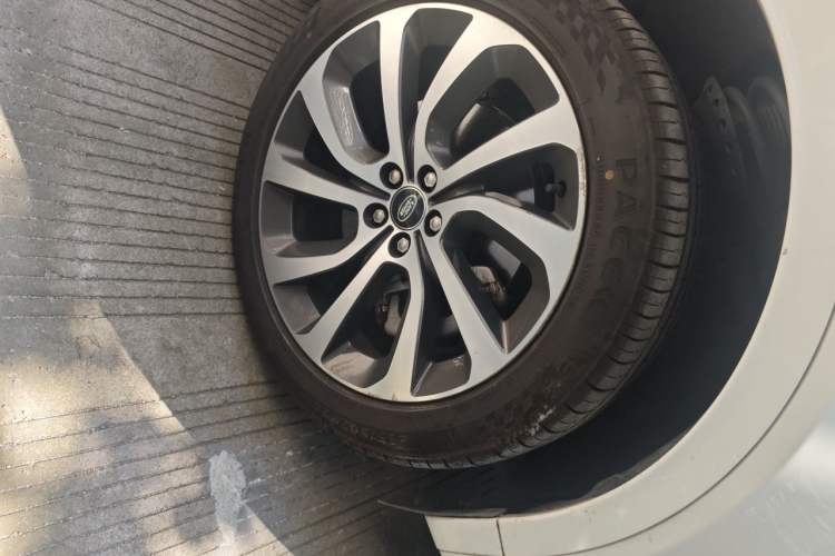 Used Land Rover Discovery Sport 2023 249 PS R-Dynamic S Performance Edition Right Front Wheel Hub