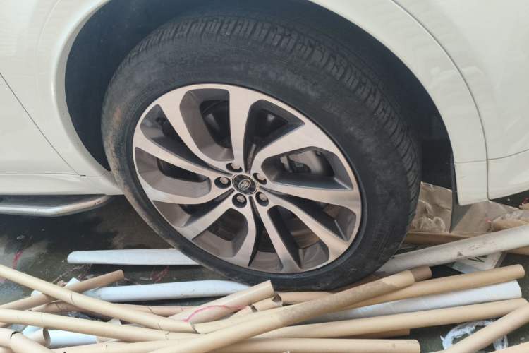 Used Land Rover Discovery Sport 2023 249 PS R-Dynamic S Performance Edition Right Front Wheel Hub