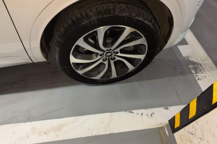 Used Land Rover Discovery Sport 2023 249 PS R-Dynamic SE Performance Tech Edition Right Front Wheel Hub