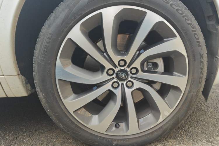 Used Land Rover Discovery Sport 2023 249 PS R-Dynamic S Performance Edition Right Front Wheel Hub