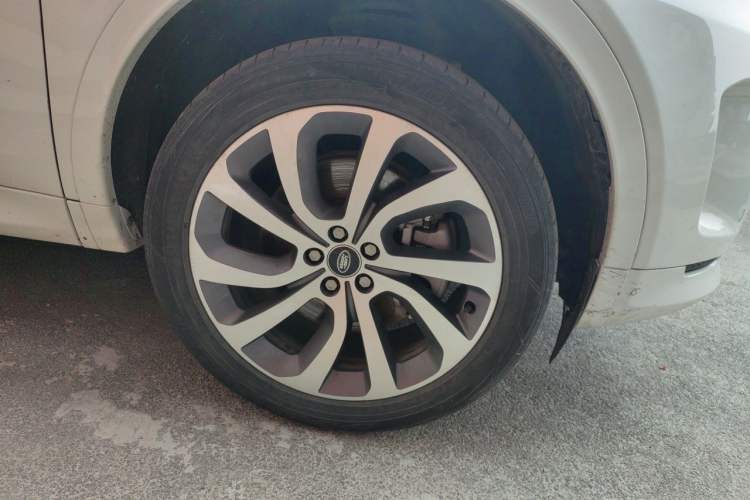 Used Land Rover Discovery Sport 2023 249 PS R-Dynamic S Performance Edition Right Front Wheel Hub