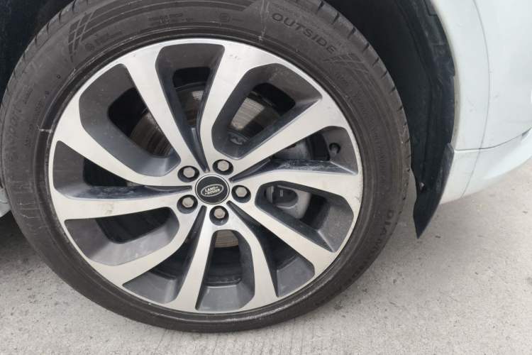 Used Land Rover Discovery Sport 2023 249 PS R-Dynamic S Performance Edition Right Front Wheel Hub