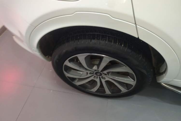 Used Land Rover Discovery Sport 2023 249 PS R-Dynamic SE Performance Tech Edition Right Rear Wheel Hub