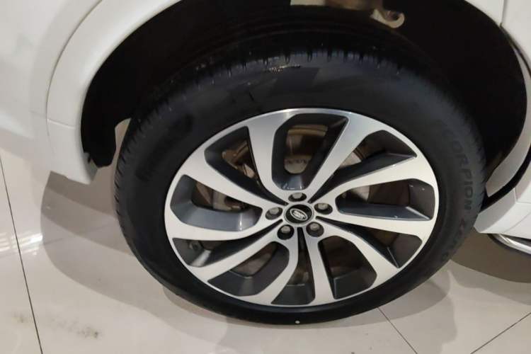 Used Land Rover Discovery Sport 2023 249 PS R-Dynamic SE Performance Tech Edition Right Rear Wheel Hub
