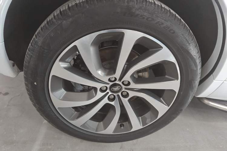 Used Land Rover Discovery Sport 2023 249 PS R-Dynamic SE Performance Tech Edition Right Rear Wheel Hub