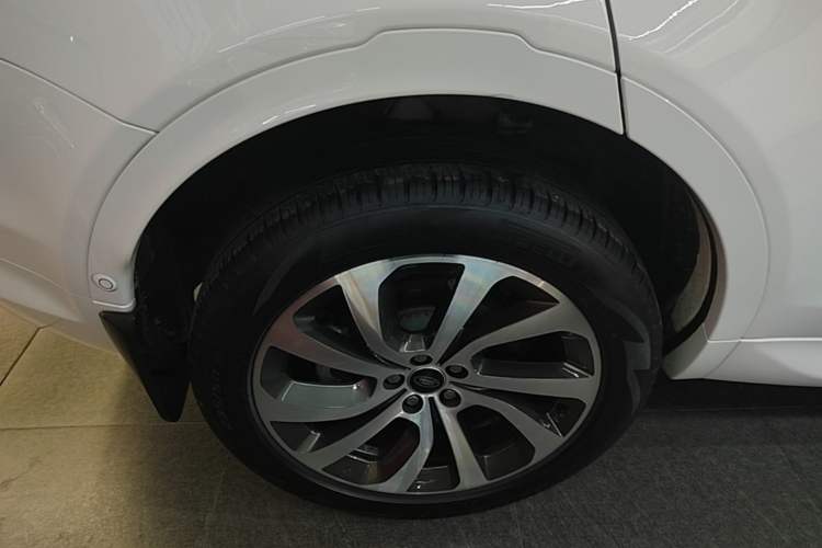 Used Land Rover Discovery Sport 2023 249 PS R-Dynamic SE Performance Tech Edition Right Rear Wheel Hub