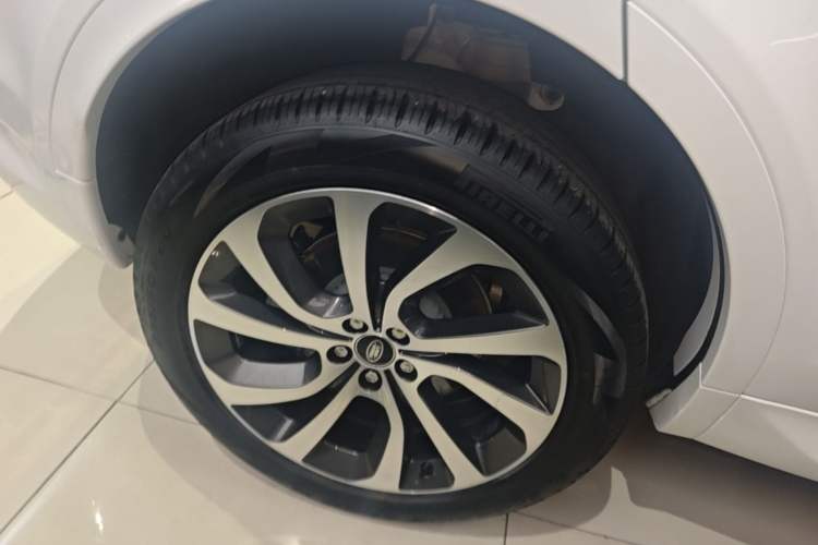 Used Land Rover Discovery Sport 2023 249 PS R-Dynamic S Performance Edition Right Rear Wheel Hub