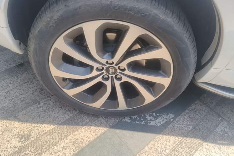 Used Land Rover Discovery Sport 2023 249 PS R-Dynamic S Performance Edition Right Rear Wheel Hub