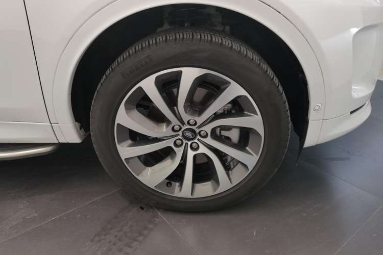 Used Land Rover Discovery Sport 2023 249 PS R-Dynamic SE Performance Tech Edition Right Rear Wheel Hub