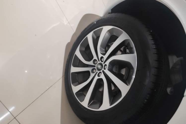 Used Land Rover Discovery Sport 2023 249 PS R-Dynamic SE Performance Tech Edition Right Rear Wheel Hub