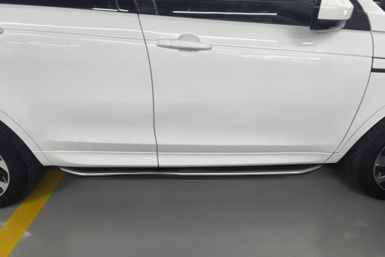 Used Land Rover Discovery Sport 2023 249 PS R-Dynamic S Performance Edition Right Side Sill
