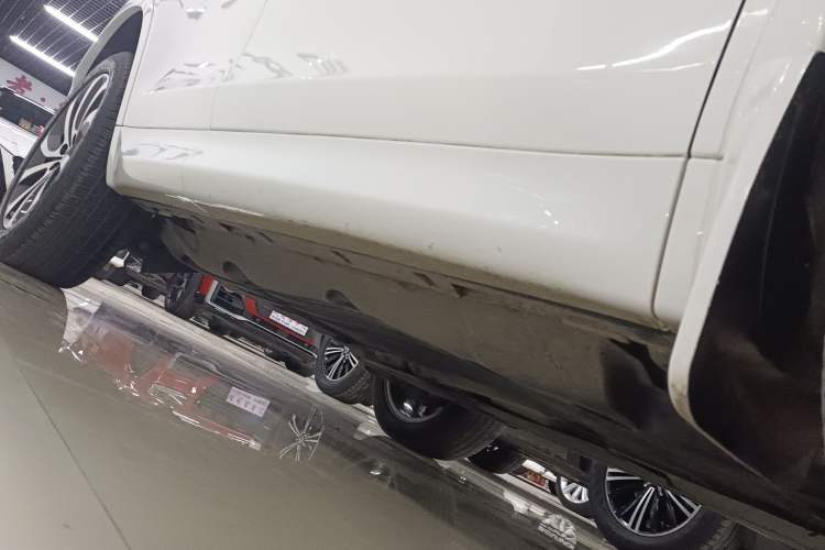 Used Land Rover Discovery Sport 2023 249 PS R-Dynamic S Performance Edition Right Side Sill