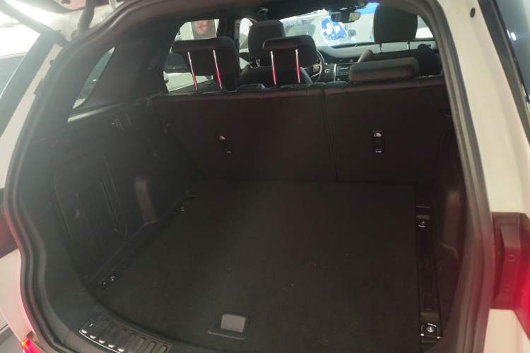 Used Land Rover Discovery Sport 2023 249 PS R-Dynamic SE Performance Tech Edition Trunk