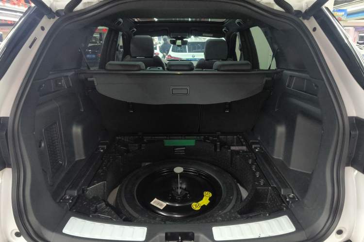 Used Land Rover Discovery Sport 2023 249 PS R-Dynamic S Performance Edition Trunk