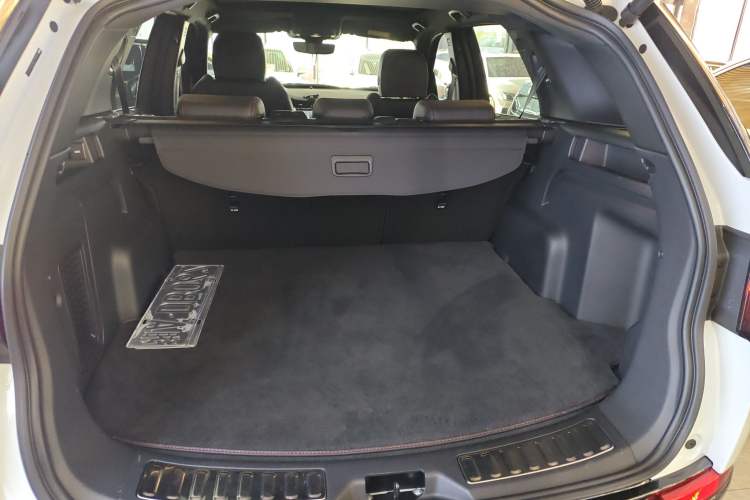 Used Land Rover Discovery Sport 2023 249 PS R-Dynamic S Performance Edition Trunk