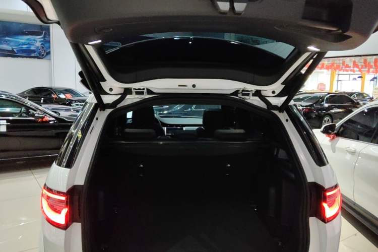 Used Land Rover Discovery Sport 2023 249 PS R-Dynamic SE Performance Tech Edition Trunk