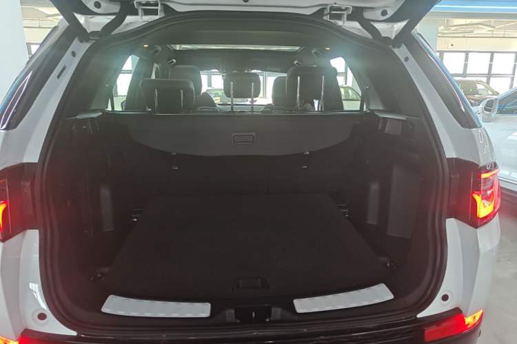 Used Land Rover Discovery Sport 2023 249 PS R-Dynamic SE Performance Tech Edition Trunk