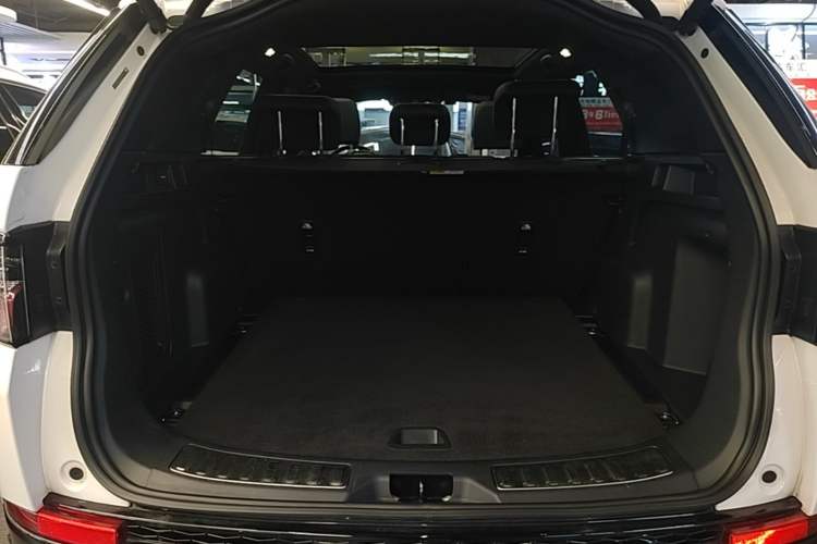Used Land Rover Discovery Sport 2023 249 PS R-Dynamic SE Performance Tech Edition Trunk