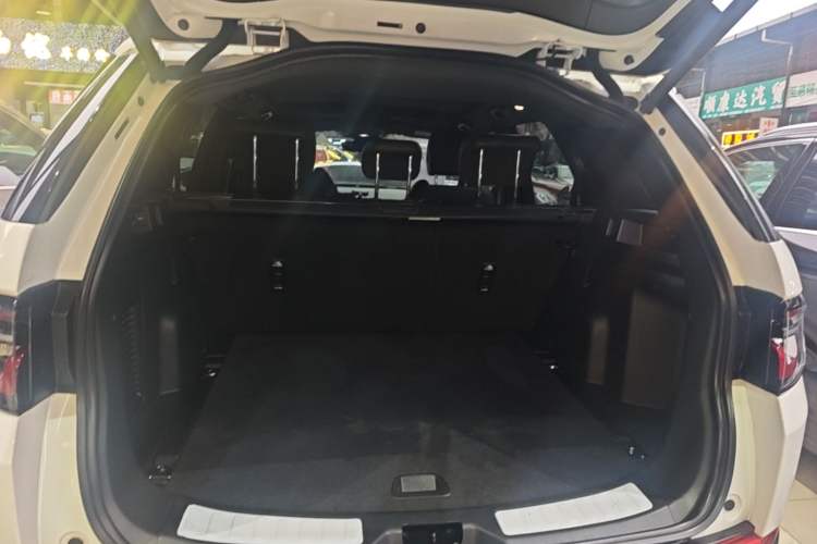 Used Land Rover Discovery Sport 2023 249 PS R-Dynamic S Performance Edition Trunk