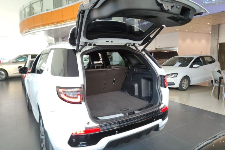 Used Land Rover Discovery Sport 2023 249 PS R-Dynamic S Performance Edition Trunk