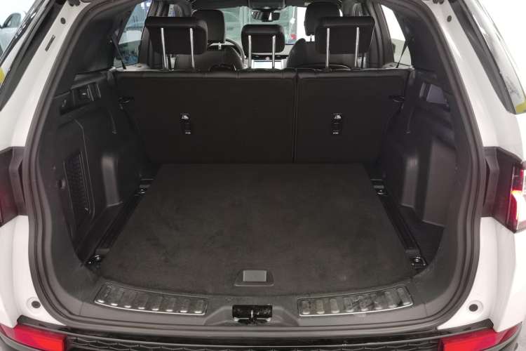 Used Land Rover Discovery Sport 2023 249 PS R-Dynamic SE Performance Tech Edition Trunk