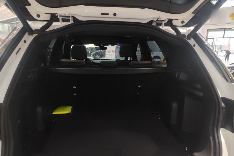 Used Land Rover Discovery Sport 2023 249 PS R-Dynamic SE Performance Tech Edition Trunk