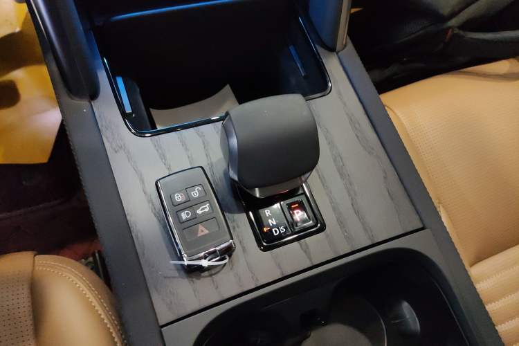 Used Land Rover Discovery Sport 2024 Luxury Custom Edition Gear Lever