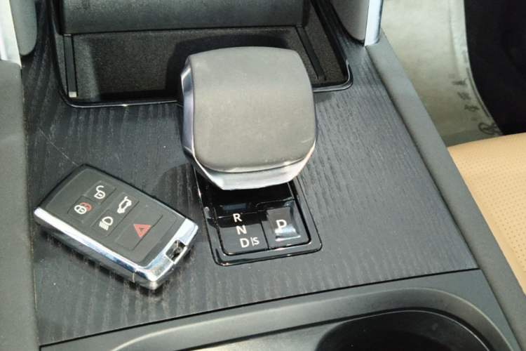 Used Land Rover Discovery Sport 2024 Luxury Custom Edition Gear Lever