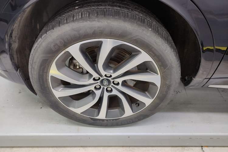 Used Land Rover Discovery Sport 2024 Performance Tech Edition Left Front Wheel Hub