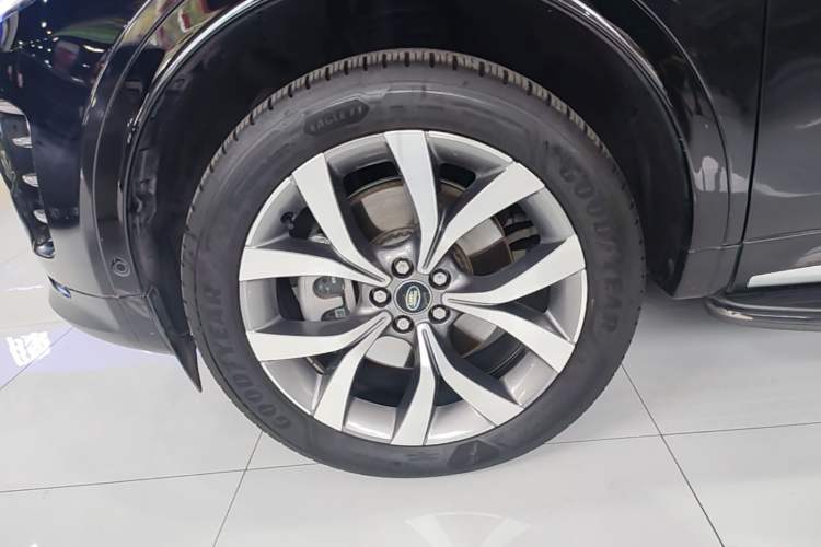 Used Land Rover Discovery Sport 2024 Luxury Custom Edition Left Front Wheel Hub