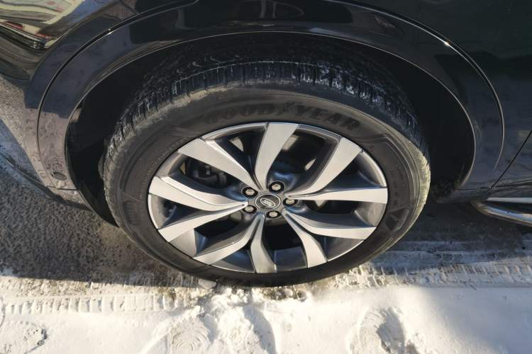 Used Land Rover Discovery Sport 2024 Luxury Custom Edition Left Front Wheel Hub