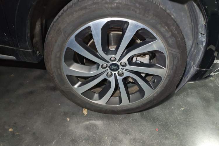 Used Land Rover Discovery Sport 2024 Performance Tech Edition Right Front Wheel Hub