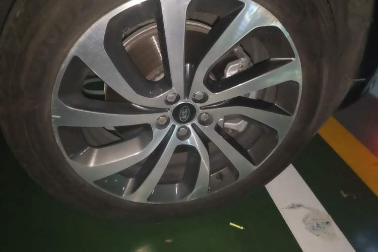 Used Land Rover Discovery Sport 2024 Performance Tech Edition Right Front Wheel Hub
