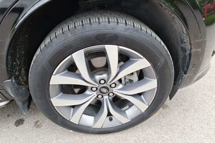 Used Land Rover Discovery Sport 2024 Luxury Custom Edition Right Front Wheel Hub
