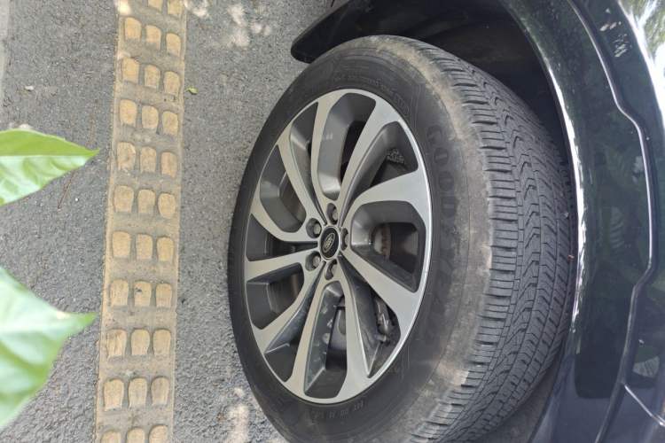 Used Land Rover Discovery Sport 2024 Performance Tech Edition Right Front Wheel Hub