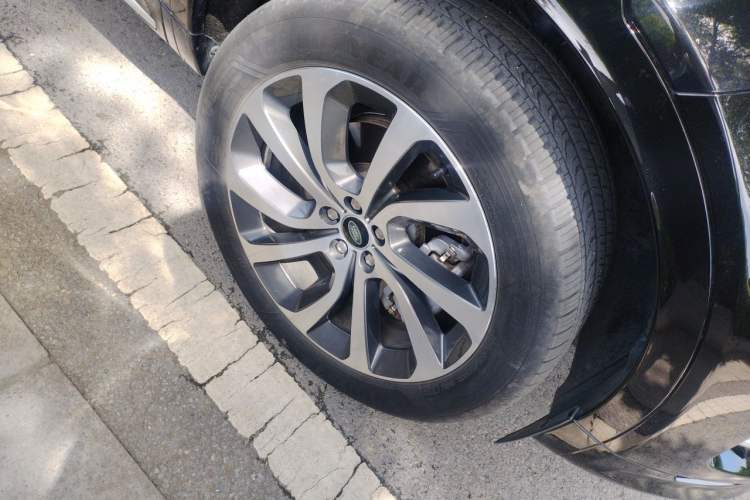 Used Land Rover Discovery Sport 2024 Performance Tech Edition Right Front Wheel Hub