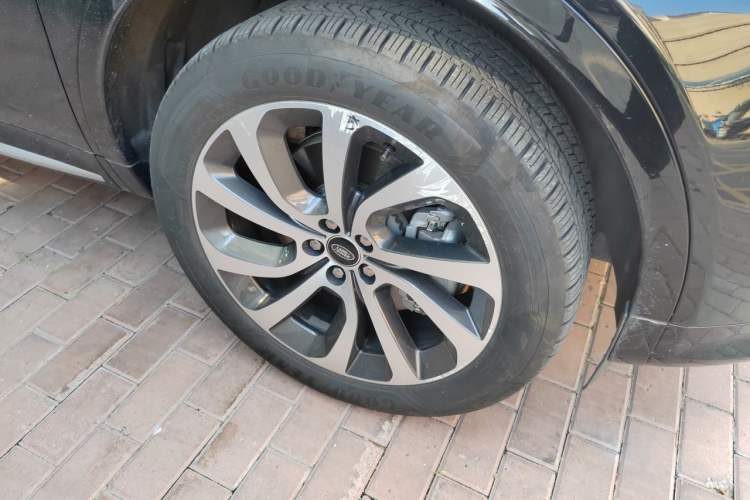 Used Land Rover Discovery Sport 2024 Performance Tech Edition Right Front Wheel Hub