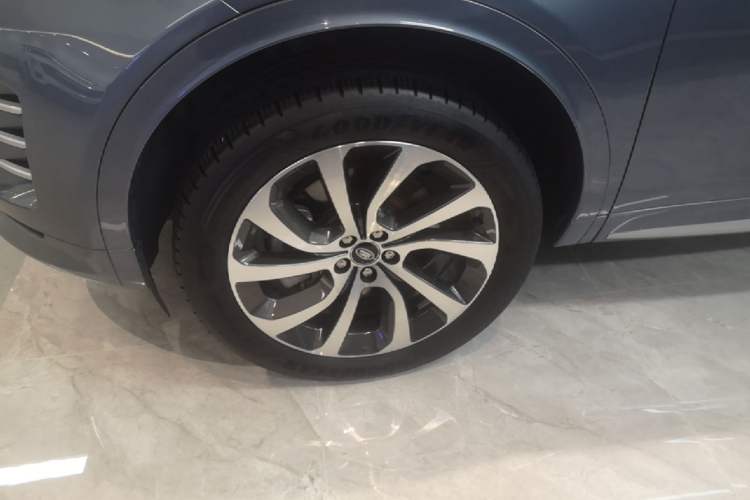 Used Land Rover Discovery Sport 2024 Performance Tech Edition Left Front Wheel Hub