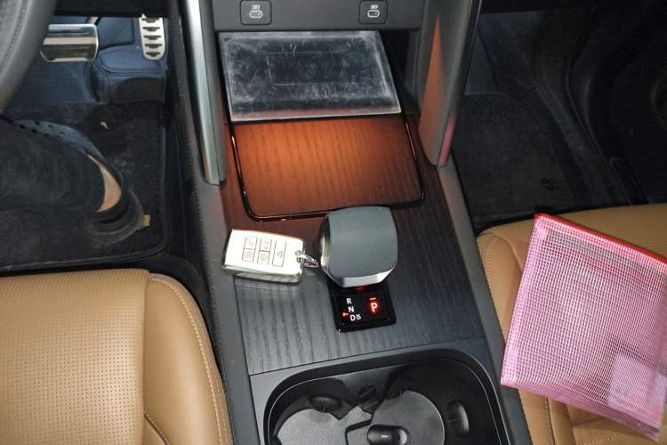Used Land Rover Discovery Sport 2024 Luxury Custom Edition Gear Lever