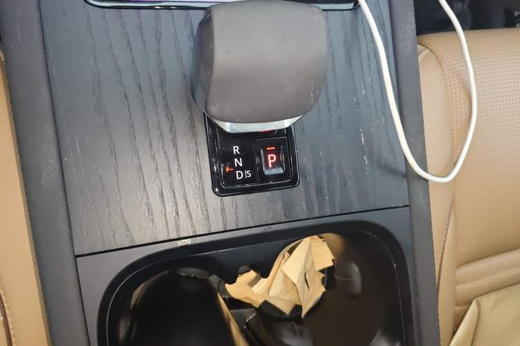 Used Land Rover Discovery Sport 2024 Luxury Custom Edition Gear Lever
