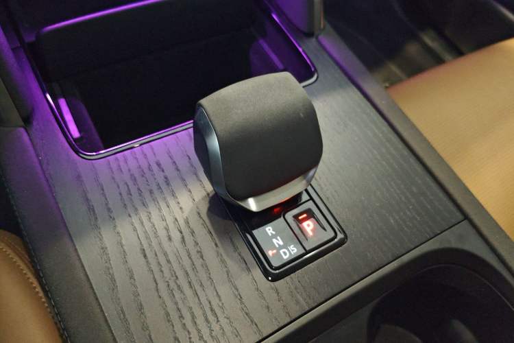 Used Land Rover Discovery Sport 2024 Luxury Custom Edition Gear Lever