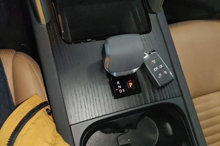 Used Land Rover Discovery Sport 2024 Luxury Custom Edition Gear Lever