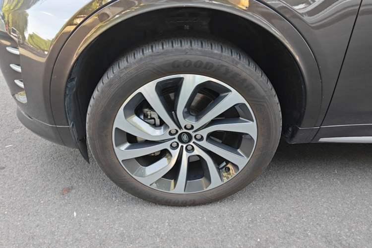 Used Land Rover Discovery Sport 2024 Performance Tech Edition Left Front Wheel Hub