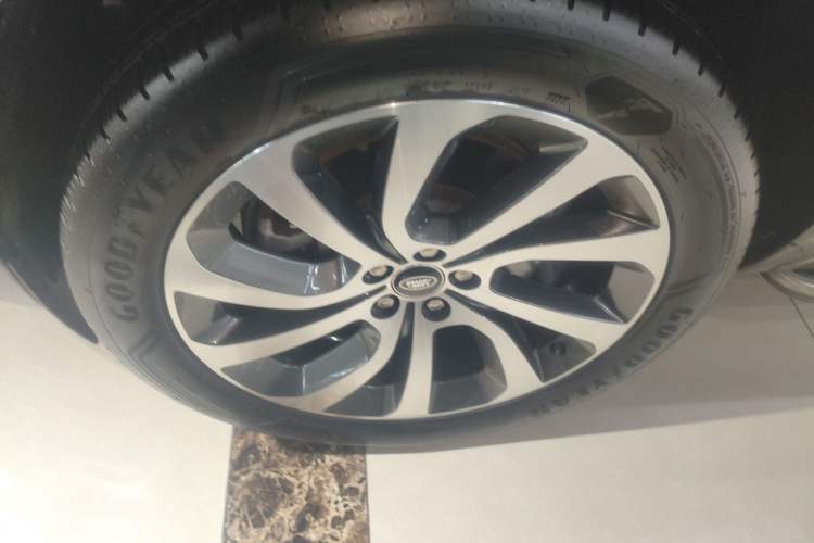 Used Land Rover Discovery Sport 2024 Performance Tech Edition Left Front Wheel Hub