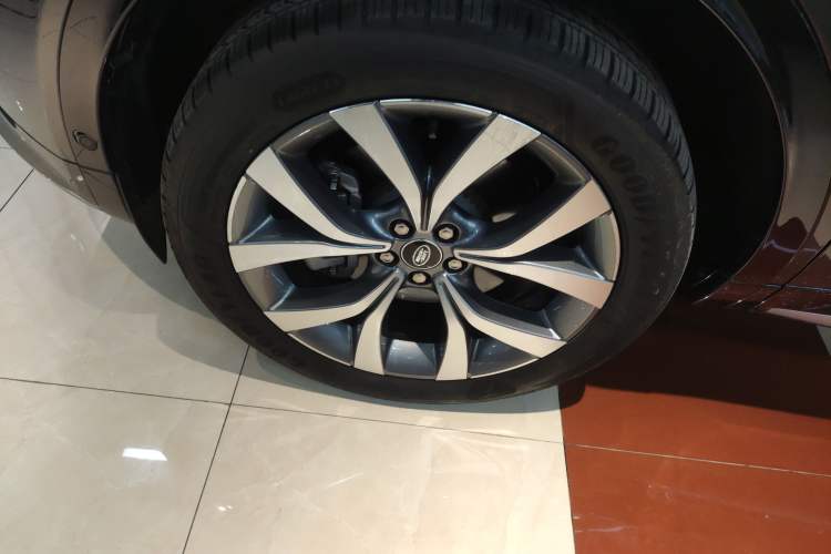 Used Land Rover Discovery Sport 2024 Luxury Custom Edition Left Front Wheel Hub