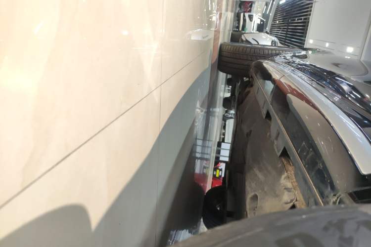Used Land Rover Discovery Sport 2024 Luxury Custom Edition Left Side Sill