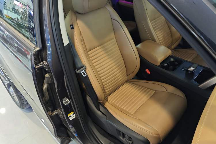 Used Land Rover Discovery Sport 2024 Luxury Custom Edition Right Front Seat