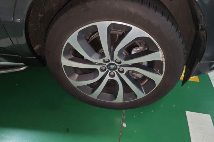 Used Land Rover Discovery Sport 2024 Performance Tech Edition Right Front Wheel Hub
